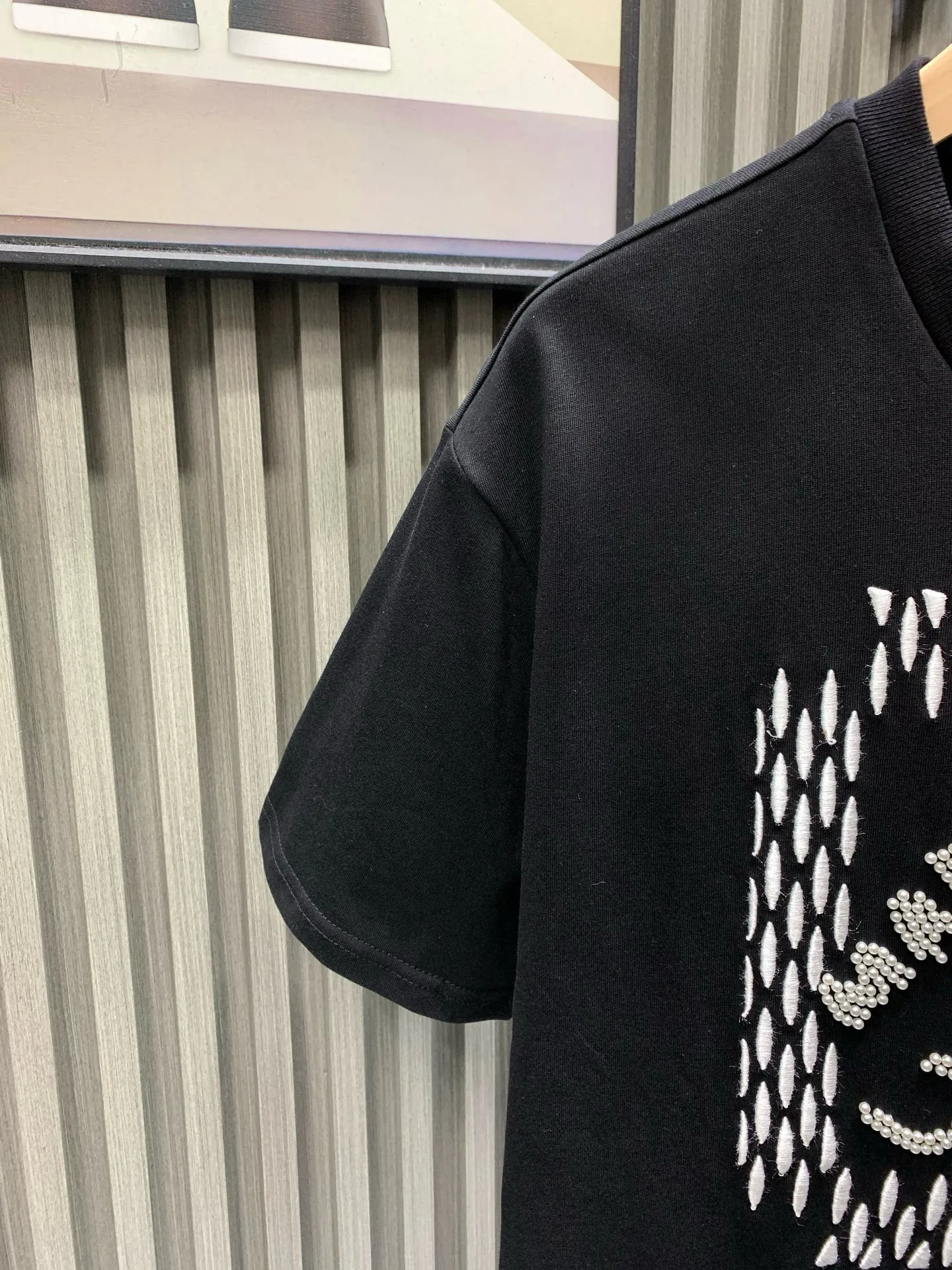 🅿️280 🀄️ Louis Vuitton Louis Vuitton 1V Louis Vuitton 2025FW The most expensive embroidered/pearl beaded half-sleeved T-shirt in history. This cotton T-shirt is from the 2025 spring and summer show. It shows the latest designer Pharrell Williams/Fei Dong's Marque L. Vuitton déposée logo created by citing the brand archives. Beaded embroidery and delicate silk threads highlight the dandy theme of the season. The reverse-effect beaded embroidered label injects a trendy look into the casual look. The fabric is made of 40s double-ply combed cotton + long-staple cotton blended compact siro-spun yarn. The weight is 280g. The front panel is embroidered with Tajima embroidery machine imported from Japan. Thick rubber pad base polyester mercerized three-dimensional hemming embroidery. Each bead is hand-pointed. A cardboard mold is opened. A single cut piece is powder-swept for precise positioning. The beads are made with 4-mile round pearlescent white bubble beads and are hand-crocheted. All single beads are tied with hooks and threads to ensure they are in the right position to sweep the powder, which is different from the ordinary beaded versions on the market.